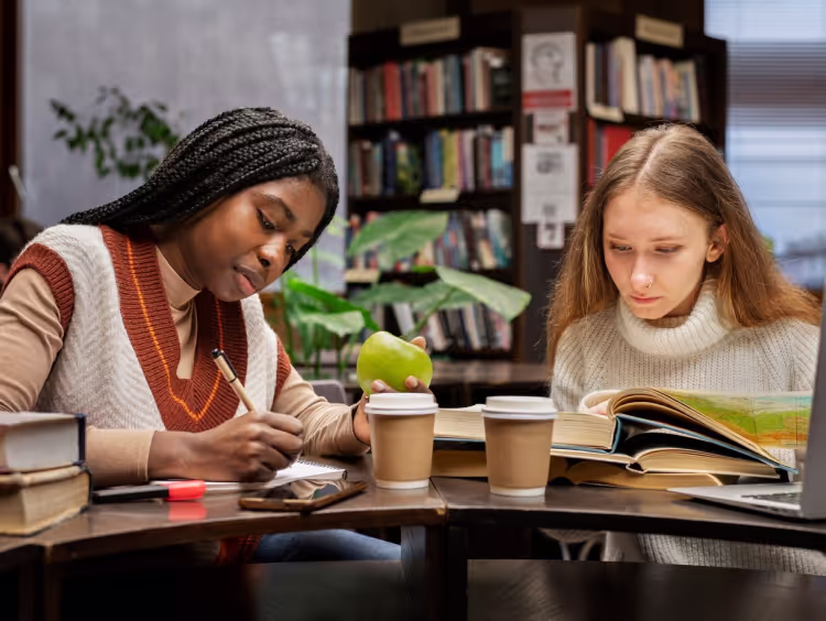 Zwei Frauen lesen Bücher